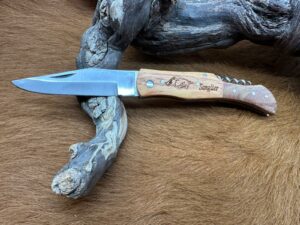 Couteau de Poche Pliant manche en Bois et Noyer Gravé “Sanglier” (Gravure Prénom Offerte) CNO54