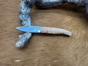 Couteau de Poche Pliant manche en Bois d’Olivier Gravé CPG104
