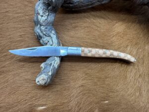 Couteau de Poche Pliant manche en Bois d’Olivier Gravé CPG204