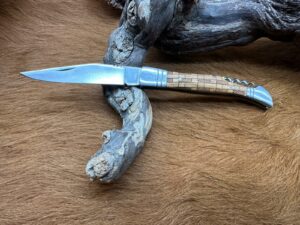 Couteau de Poche Pliant manche en Bois d’Olivier Gravé CPG304