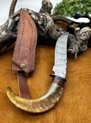 Couteau Bowie lame acier damas 256couches : pièce unique manche en corne de bélier ref C44