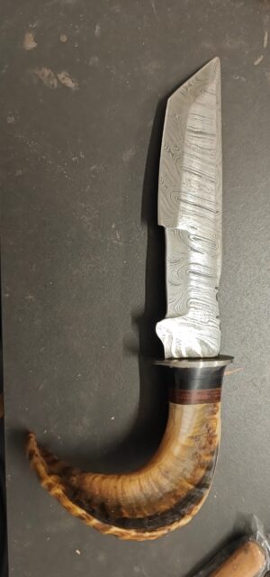 Couteau Bowie lame acier damas 256couches : pièce unique manche en corne de bélier ref B171