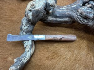 Couteau type : Greffoir manche en Noyer gravé