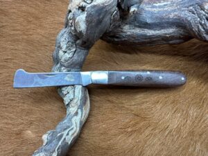 Couteau type : Greffoir manche en Noyer gravé