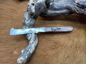 Couteau type : Greffoir manche en Noyer gravé