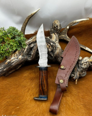 Magnifique couteau lame en acier damas 256 couches de chez RITE EDGE manche en noyer ref B211