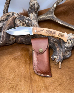 IDCadeau: Couteau de poche graver sur le thème du Chasseur et Cerf avec étui en cuir de vache