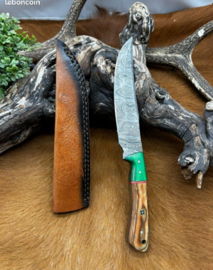 Couteau Damas 256 couches de chez RITE EDGE manche en noyer ref D32