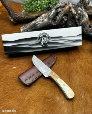Magnifique petit Bowie smoky Mountain Blades lame en acier Damas et manche en bois vendu dans sa boîte ref SMB115