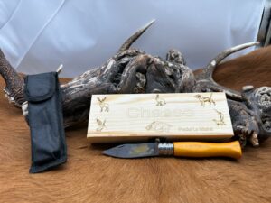 IDKDO : Coffret Thème Chasseur "Sanglier" couteau de poche en bois avec gravure et possibilité de rajouté un prénom ref TR11