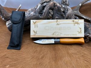 IDKDO : Coffret Thème Chasseur “Chien” couteau de poche en bois avec gravure et possibilité de rajouté un prénom ref TR12
