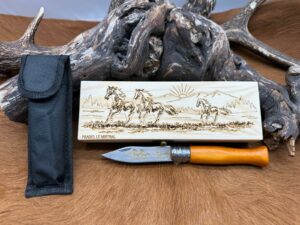 IDKDO : Coffret Thème Chevaux Sauvage couteau de poche en bois avec gravure et possibilité de rajouté un prénom ref TR14