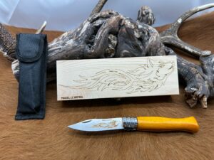 IDKDO : Coffret Thème Loup couteau de poche en bois avec gravure et possibilité de rajouté un prénom ref TR15