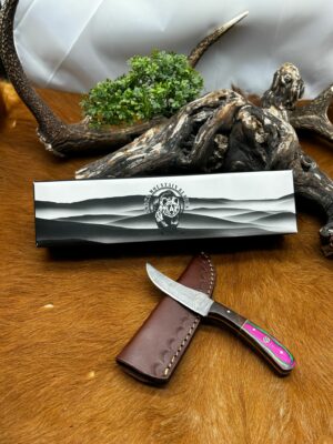 Couteau smoky Mountain Blades lame en acier Damas et manche en bois coloré mitre en noyer vendu dans sa boîte ref SMB122