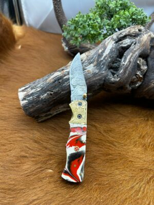 Couteau pliant lame damas 256 couches avec un manche en micarta piece unique ref v5