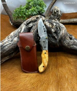 Couteaux pliant lame en damas 256 couches avec manche en bois ref D588