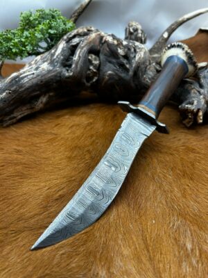 Magnifique Couteau lame en acier Damas 256 couches manche en noyer et pommeau en bois de cerf ref B155