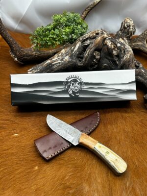 Magnifique petit Couteau smoky Mountain Blades lame en acier Damas et manche en Bois d'olivier vendu dans sa boîte ref SMB129