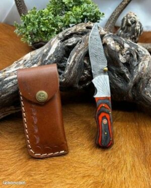 Couteau pliant lame damas 256 couches avec un manche en bois pièce unique ref v8