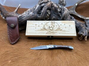 IDKDO Anniversaire: Coffret Bélier Couteau de poche en bois avec gravure et possibilité de rajouté un prénom ref CF10