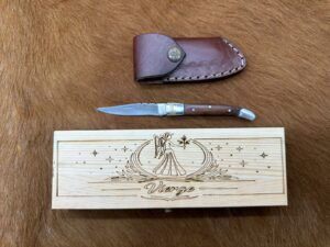 IDKDO Anniversaire: Coffret Vierge Couteau de poche en bois avec gravure et possibilité de rajouté un prénom ref CF15