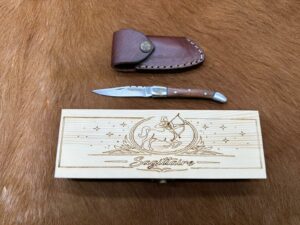 IDKDO Anniversaire: Coffret Sagittaire Couteau de poche en bois avec gravure et possibilité de rajouté un prénom ref CF14