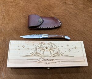 IDKDO Anniversaire: Coffret Cancer Couteau de poche en bois avec gravure et possibilité de rajouté un prénom ref CF11