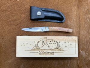 IDKDO Anniversaire: Coffret Balance Couteau de poche en bois avec gravure et possibilité de rajouté un prénom ref COF12
