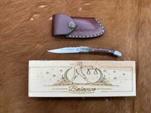IDKDO Anniversaire: Coffret Balance Couteau de poche en bois avec gravure et possibilité de rajouté un prénom ref CF12