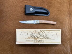 IDKDO Anniversaire: Coffret Poisson Couteau de poche en bois avec gravure et possibilité de rajouté un prénom ref COF13
