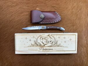 IDKDO Anniversaire: Coffret poisson Couteau de poche en bois avec gravure et possibilité de rajouté un prénom ref CF13