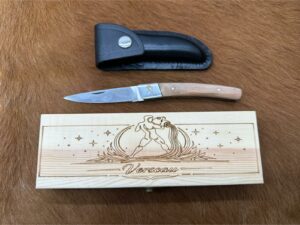 IDKDO Anniversaire: Coffret verseau Couteau de poche en bois avec gravure et possibilité de rajouté un prénom ref COF16