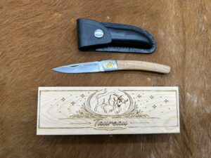 IDKDO Anniversaire: Coffret taureau Couteau de poche en bois avec gravure et possibilité de rajouté un prénom ref COF17