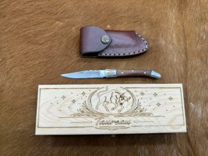 IDKDO Anniversaire: Coffret taureau Couteau de poche en bois avec gravure et possibilité de rajouté un prénom ref CF17