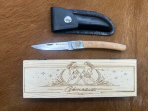 IDKDO Anniversaire: Coffret gémeau Couteau de poche en bois avec gravure et possibilité de rajouté un prénom ref COF18