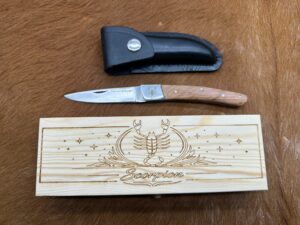 IDKDO Anniversaire: Coffret scorpion Couteau de poche en bois avec gravure et possibilité de rajouté un prénom ref COF19