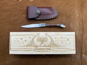 IDKDO Anniversaire: Coffret scorpion Couteau de poche en bois avec gravure et possibilité de rajouté un prénom ref CF19