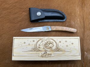 IDKDO Anniversaire: Coffret lion Couteau de poche en bois avec gravure et possibilité de rajouté un prénom ref COF20