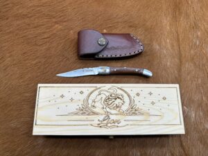 IDKDO Anniversaire: Coffret lion Couteau de poche en bois avec gravure et possibilité de rajouté un prénom ref CF20