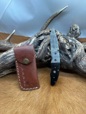 Couteau pliant lame damas 256 couches avec un manche en Corne de Buffle ref V45