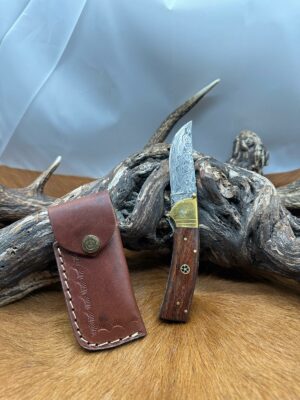 Couteau pliant lame damas 256 couches, manche en Noyer ref NOY01