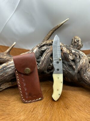 Couteau pliant lame damas 256 couches, manche en Corne ref COR10