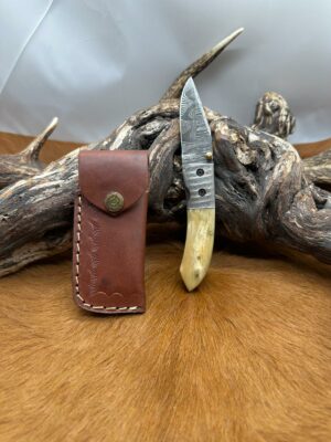 Couteau pliant lame damas 256 couches, manche en Corne ref COR11