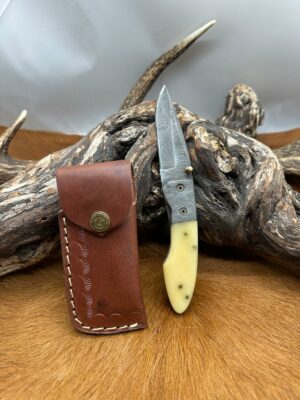 Couteau pliant lame damas 256 couches, manche en Corne ref COR12