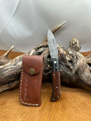 Couteau pliant lame damas 256 couches, manche en Noyer ref NOY02