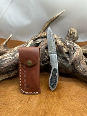 Couteau pliant lame damas 256 couches, manche en Acier brossé avec incrustation Micarta ref MIC15