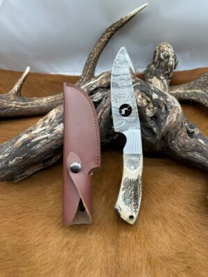 Couteau à dépecer, manche en bois de cerf avec étui en cuir ref CDB20