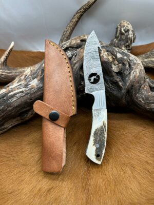 Couteau à dépecer, manche en bois de cerf avec étui en cuir ref CDB21