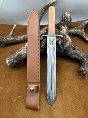 Dague de chasse “The Hunter” avec tête de Cerf graver sur la lame, manche en bois DTH10