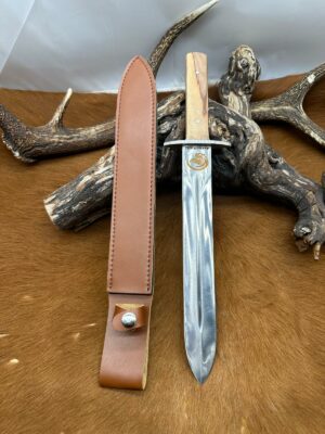 Dague de chasse “The Hunter” avec tête de Sanglier graver sur la lame, manche en bois DTH11